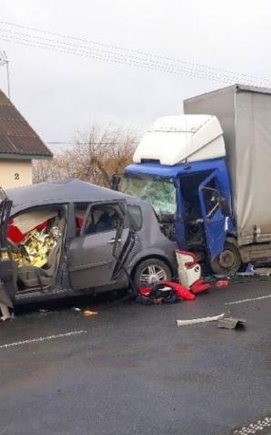 Czołowo w tira. Dwie ofiary śmiertelne. Policja apeluje o ostrożność!!!